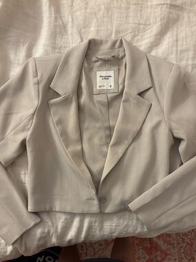 Abercrombie & Fitch Women's Light Beige Cropped Blazer Jacket